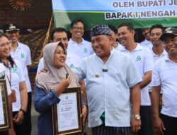 Bupati Tamba Serahkan Bedah Rumah Bantuan Bumdes