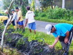 Jalin Kebersamaan, Babinsa Desa Jehem Kecamatan Tembuku Bantu Warga Bersihkan Parit