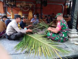 Persiapkan Sarana Upacara Pujawali, Simak Berikut yang dilakukan Babinsa Ngayah
