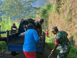 Jalin Kebersamaan, Babinsa Kodim Bangli Bantu Warga Kegiatan Gotong Royong