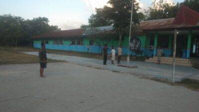 Babinsa Serka Fajarudin Latih Siswa SMA N 1 Rindi Umalulu Petugas Pengibar Bendera