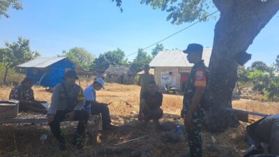 Melalui Komsos, Babinsa Koramil 05/Waingapu Ajak Warga Tingkatkan Keamanan Lingkungan